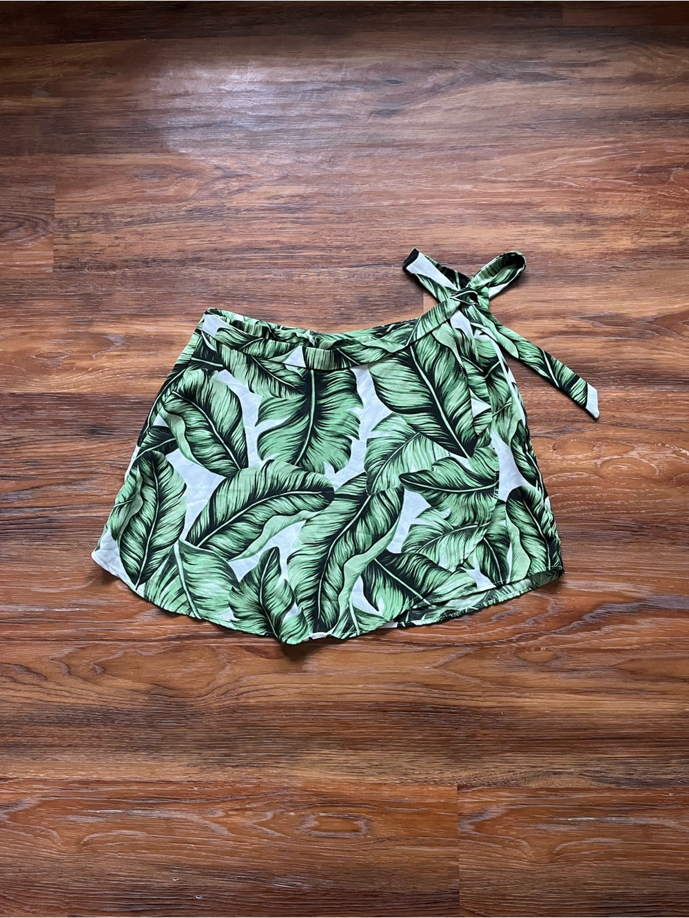 Show Me Your MuMu - Green Leaf Print Apron Tie-Waist Shorts - Size Small
